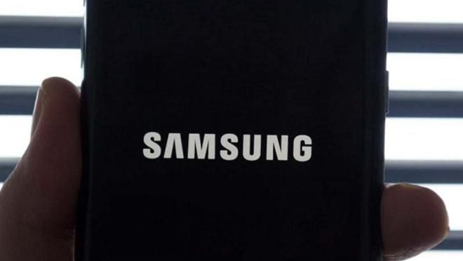 Дешевий Samsung Galaxy J4 (2018) показали на живих фото Дешевий Samsung Galaxy J4 (2018) показали на живих фото