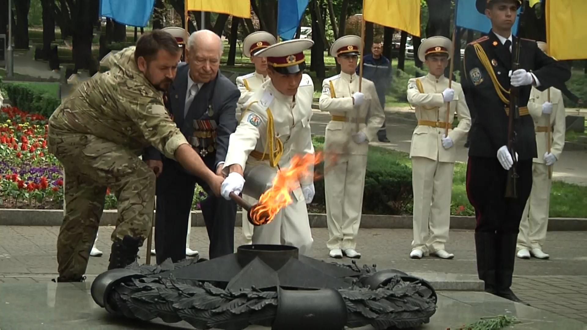 В Запорожье зажгли огонь памяти жертв Второй Мировой войны: видео