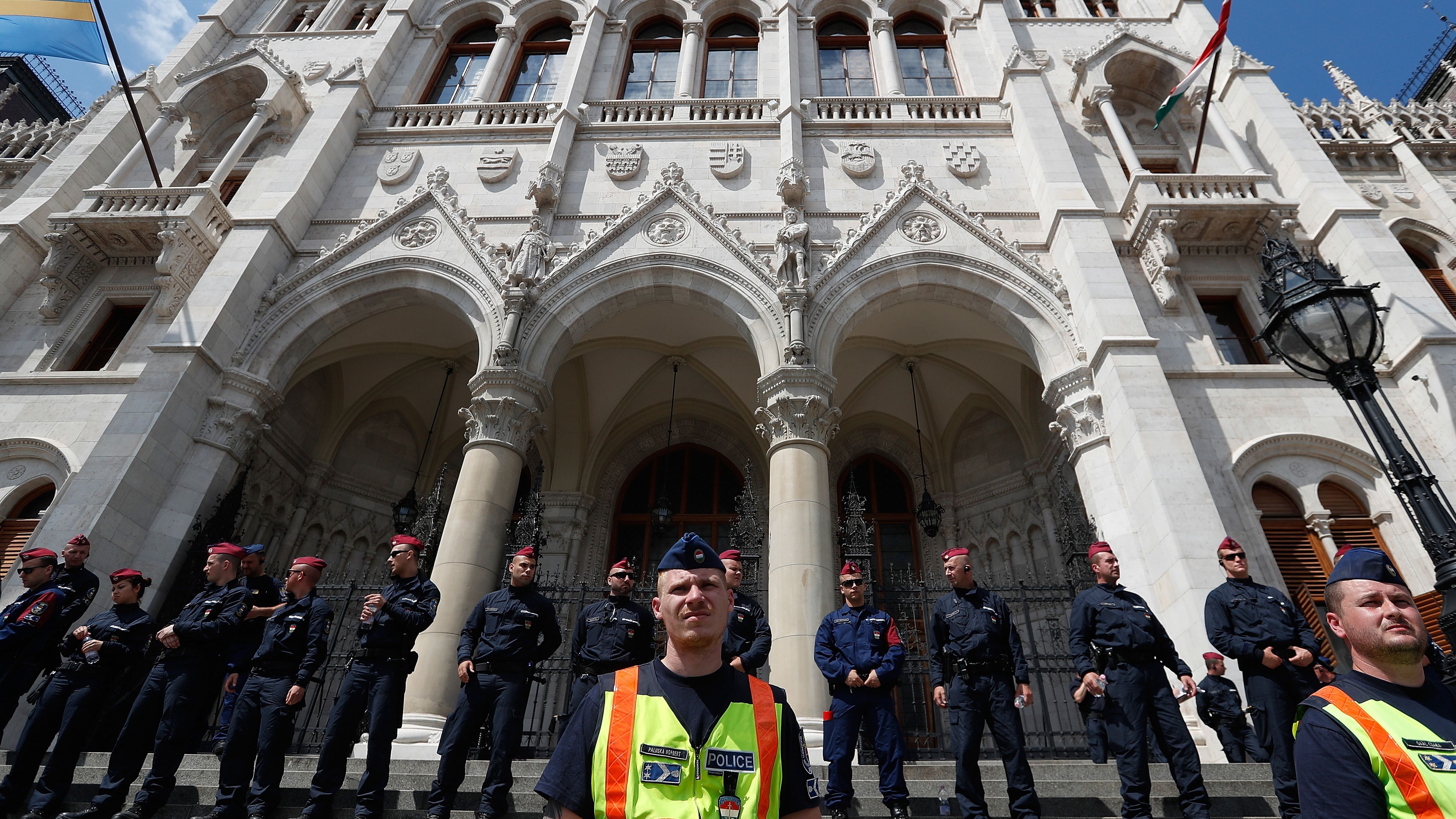 В Венгрии новый парламент принял присягу под антиправительственные лозунги