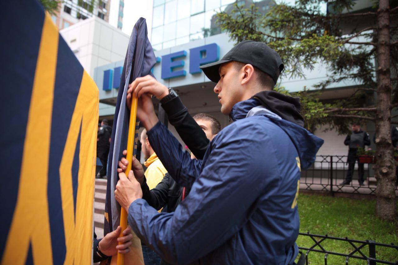 "Нацкорпус" требует лишить "Интер" лицензии под стенами телеканала "Нацкорпус" требует лишить "Интер" лицензии под стенами телеканала