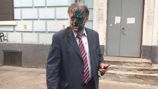 Главу "Россотрудничества" в Киеве облили зеленкой и фекалиями: появилось видео Главу "Россотрудничества" в Киеве облили зеленкой и фекалиями: появилось видео