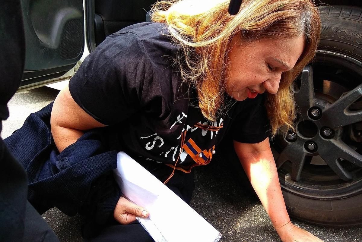 Матір загиблої екс-регіоналки Бережної затримали на акції у Києві: промовисті фото Матір загиблої екс-регіоналки Бережної затримали на акції у Києві: промовисті фото