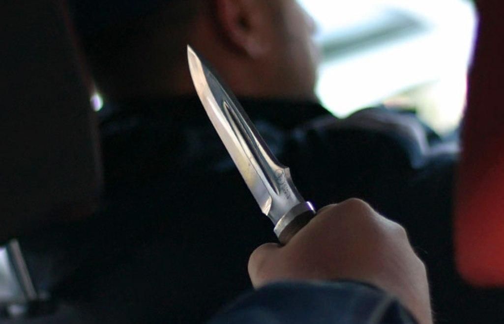 На Сумщині хлопець накинувся на таксиста з ножем і викрав автомобіль
