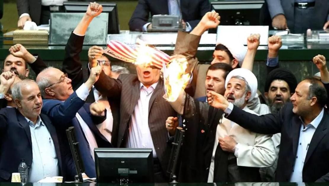 В Ірані депутати показово спалили прапор США через рішення Трампа: відео