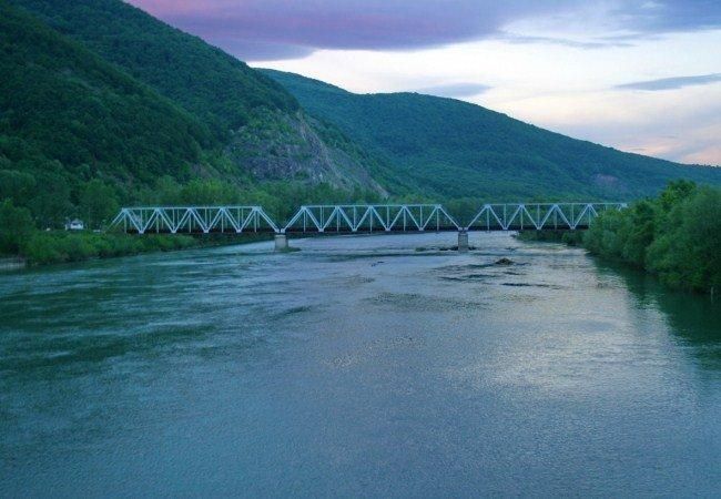 Двое детей мигрантов упали в реку при попытке пересечь границу: проводятся поиски