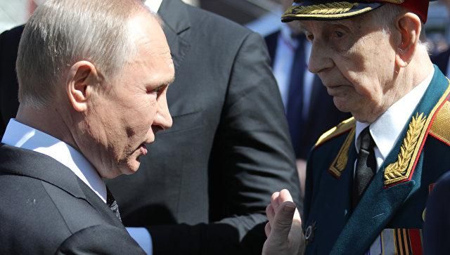 Охорона Путіна грубо відштовхнула ветерана на параді в Москві: відео інциденту