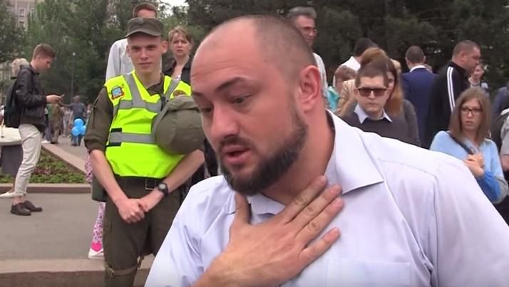 У Миколаєві соратнику Медведчука підсунули фалоімітатор замість мікрофона: з'явилось відео У Миколаєві соратнику Медведчука підсунули фалоімітатор замість мікрофона: з'явилось відео