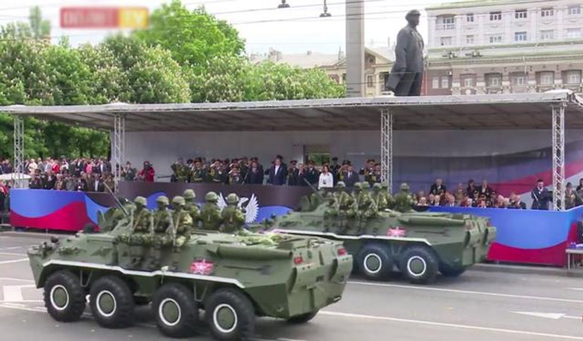В Україні ЗМІ транслювали "військовий парад "ДНР": Турчинов ініціює санкції В Україні ЗМІ транслювали "військовий парад "ДНР": Турчинов ініціює санкції