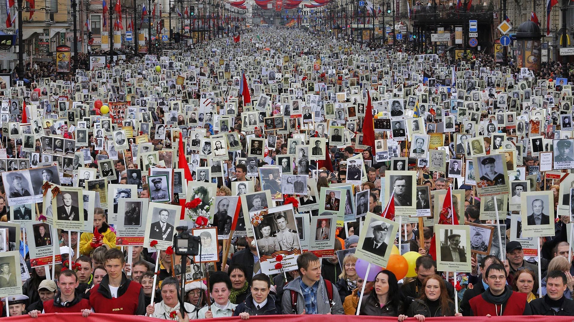 Странного пропагандиста заметили 9 мая в Москве Странного пропагандиста заметили 9 мая в Москве