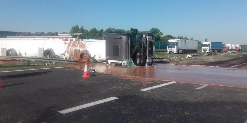 "Солодка" аварія: у Польщі перекинулася вантажівка з тоннами шоколаду (фото)