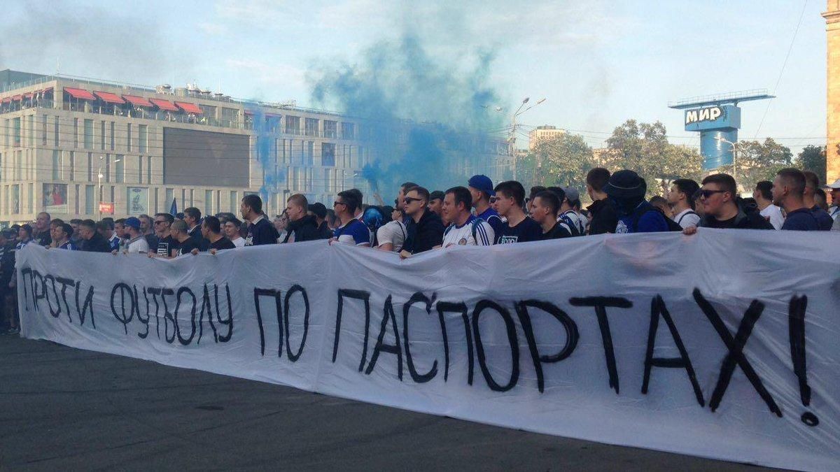 Фани "Динамо" та "Шахтаря" пройшли маршем вулицями Дніпра: відео
