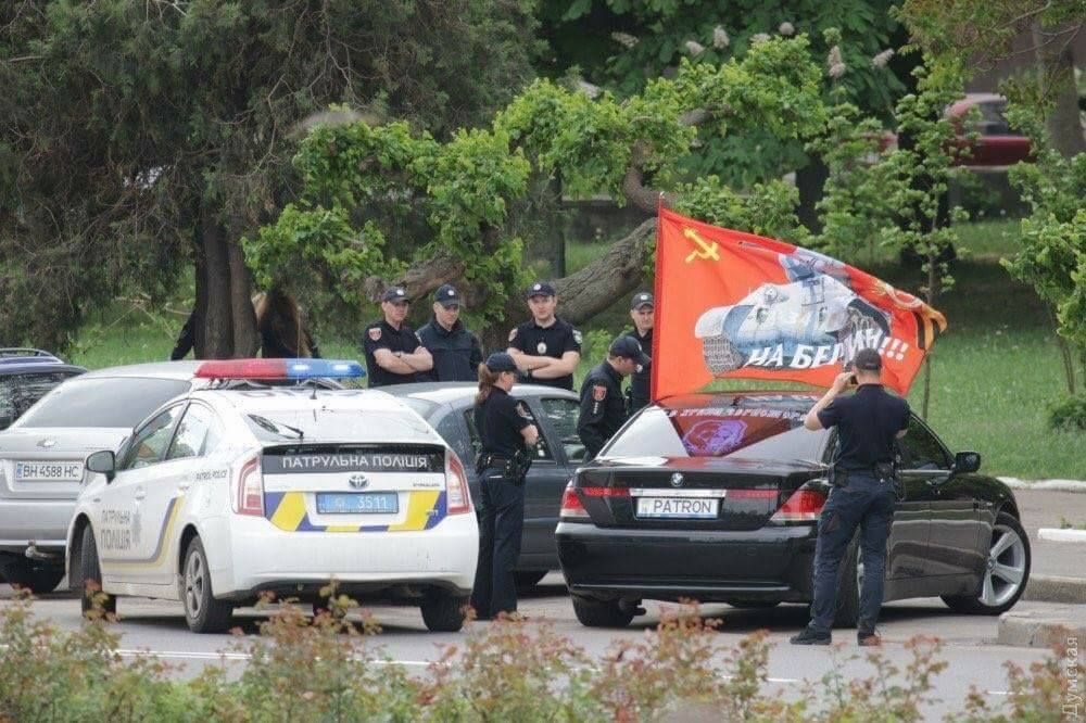 Їхав "на Берлін": в Одесі поліція ганялась за авто з радянським прапором