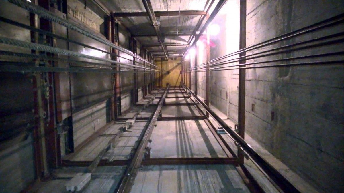 У Києві дівчина впала у шахту ліфта з 25 поверху та розбилась насмерть: фото (18+)
