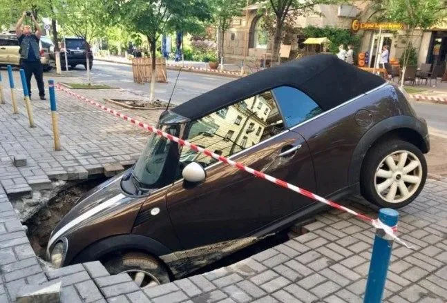 Авто провалилось під землю на Пушкінській, Київ