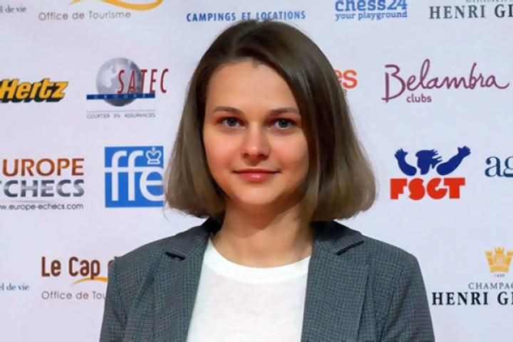 "Барселона" подарувала іменну футболку українській шахістці Анні Музичук: фото