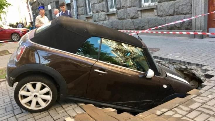 В Киеве авто иностранца провалилось под землю: фото и видео с места события