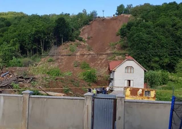 На Закарпатті трапився зсув ґрунту: є значні руйнування На Закарпатті трапився зсув ґрунту: є значні руйнування