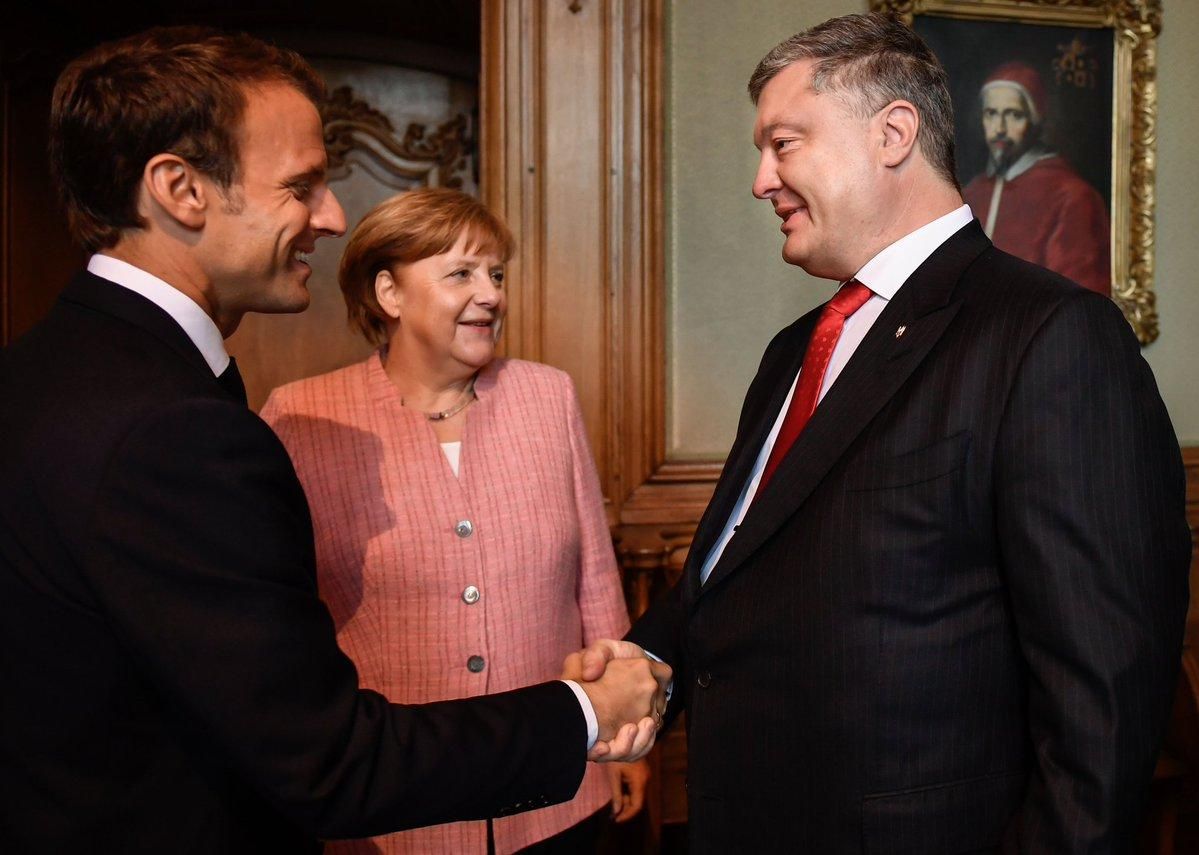 Порошенко проводить зустріч з Макроном і Меркель в Аахені: фото