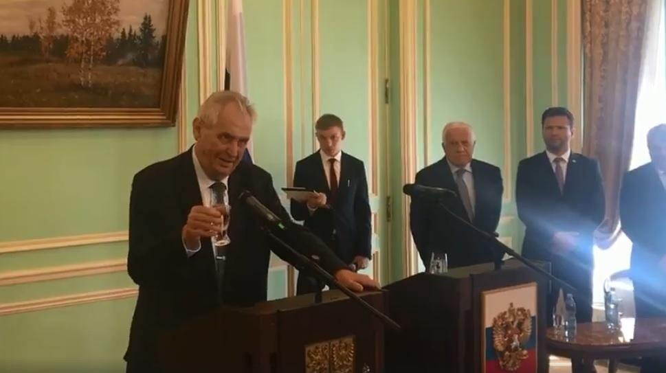 "Хотів випити за вас": із президентом Чехії трапився інцидент у посольстві Росії( відео)