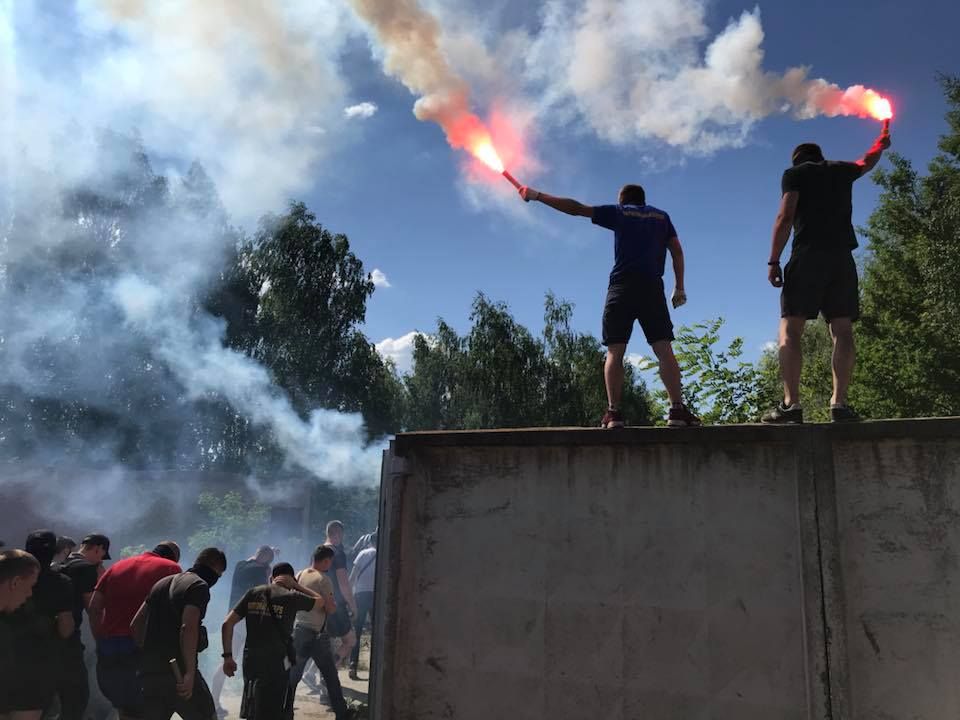 Що робить "Нацкорпус" біля будинку Льовочкіна: опубліковані яскраві фото Що робить "Нацкорпус" біля будинку Льовочкіна: опубліковані яскраві фото