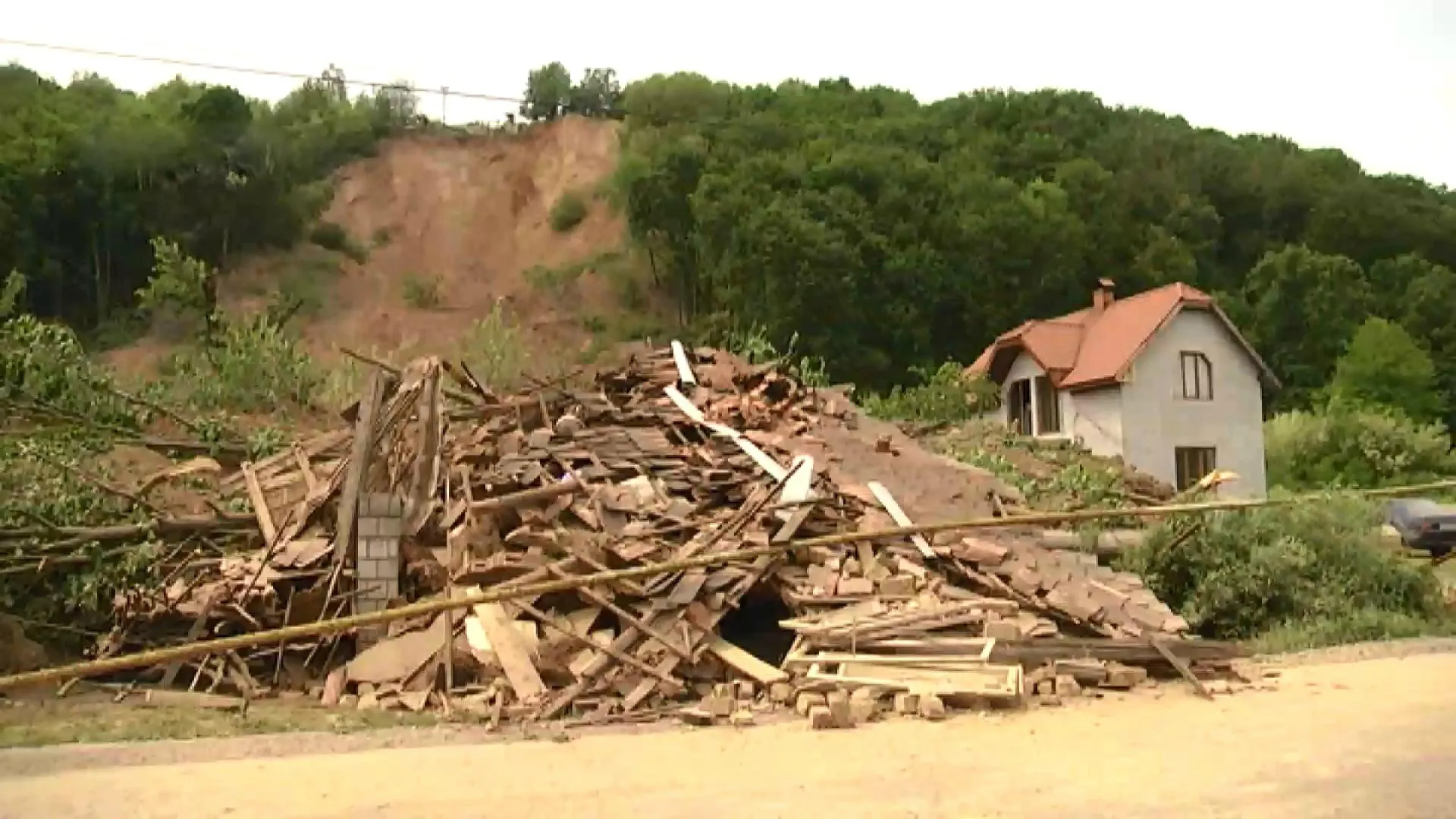 Пошкоджено будинки внаслідок зсуву ґрунту на Закарпатті