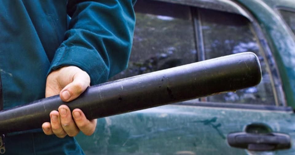 18-річний водій через зауваження побив битою спецпризначенця у Києві: фото 18-річний водій через зауваження побив битою спецпризначенця у Києві: фото