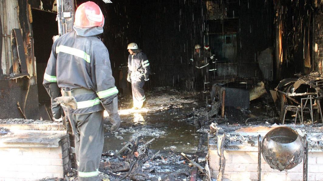 На Черкащині невідомі кинули "коктейль Молотова" у гральний заклад, є жертва: фото На Черкащині невідомі кинули "коктейль Молотова" у гральний заклад, є жертва: фото