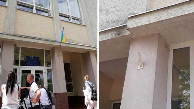 На Закарпатті зі школи зняли угорський прапор, бо приїхав Гройсман, – ЗМІ На Закарпатті зі школи зняли угорський прапор, бо приїхав Гройсман, – ЗМІ