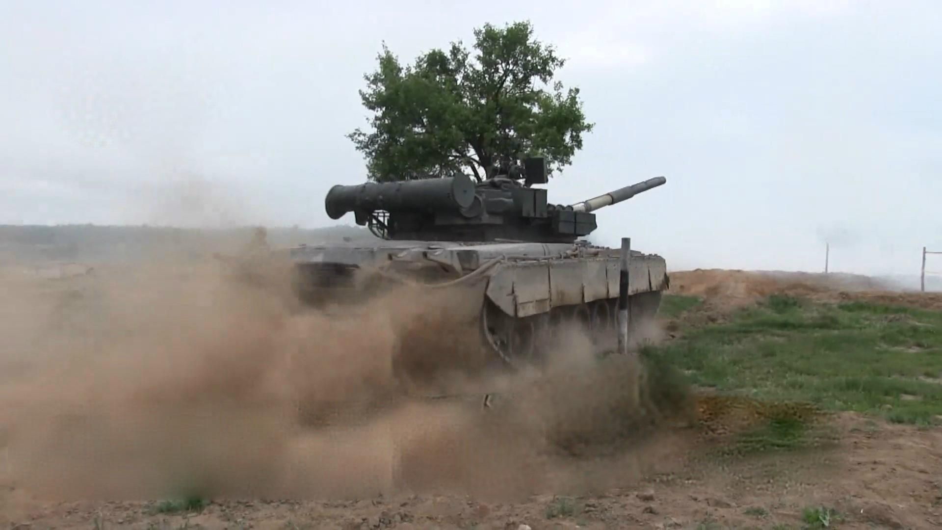 Дым, стрельба и сорокатонный танк: в Житомирской области начались военные учения