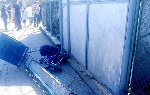 На Закарпатті бетонний стовп впав на 1,5-річного хлопчика: дитина загинула На Закарпатті бетонний стовп впав на 1,5-річного хлопчика: дитина загинула