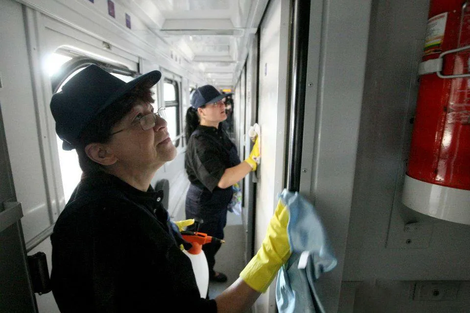 Прибиральниці миють вагони потягів