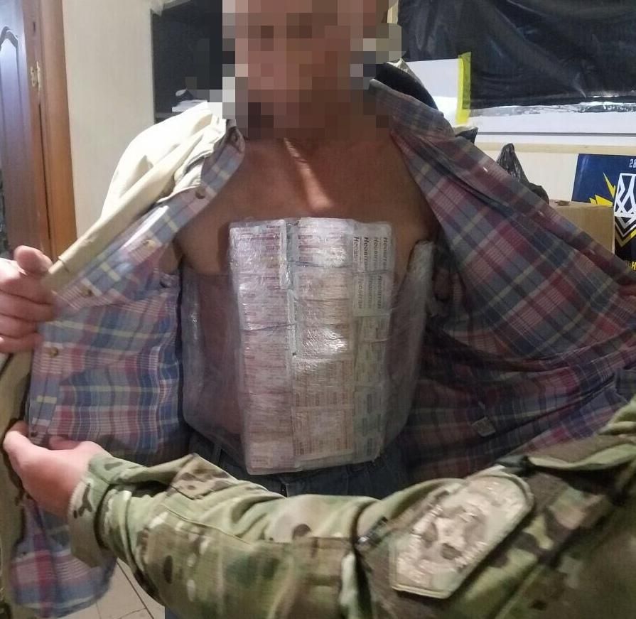 Украинец хотел перевезти на себе лекарства в оккупированный Донецк: фото "изобретателя" Украинец хотел перевезти на себе лекарства в оккупированный Донецк: фото "изобретателя"