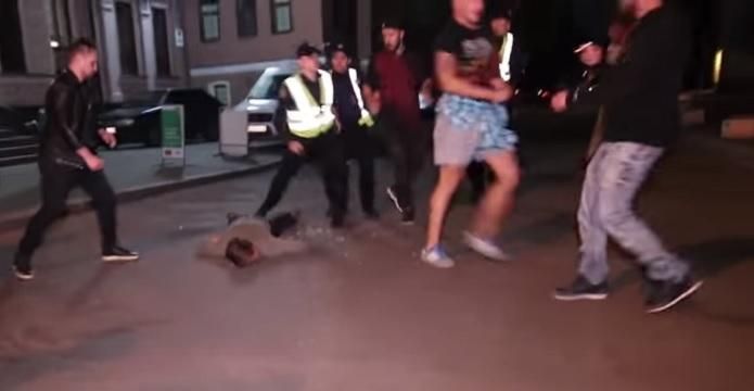 Жестокая массовая драка произошла в Киеве: опубликовано видео Жестокая массовая драка произошла в Киеве: опубликовано видео