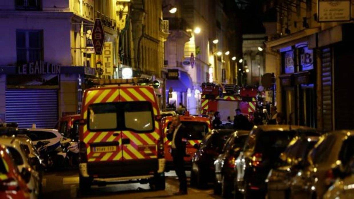 Неизвестный с ножом напал на людей в центре Парижа: есть погибшие