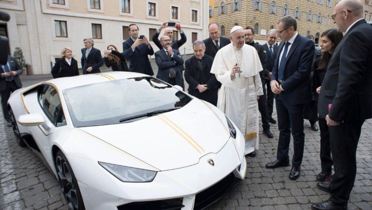 Lamborghini Папи Римського продали з аукціону: стало відомо, куди піде кругленька сума