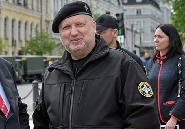 Сколько зарабатывает Турчинов: назван размер зарплаты на апрель Сколько зарабатывает Турчинов: назван размер зарплаты на апрель