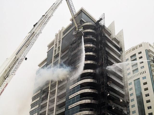 В Дубаї горить хмарочос: фото і відео з місця події
