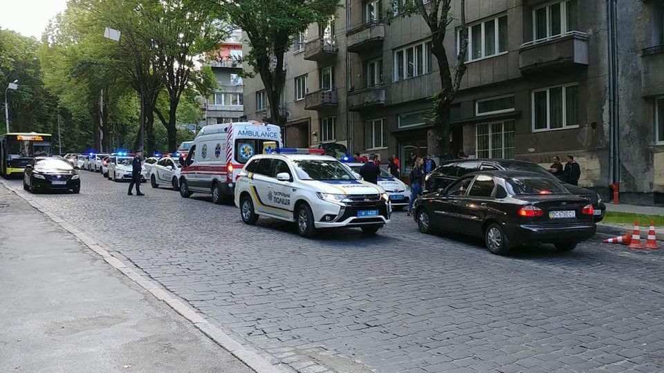 Участник ДТП набросился на ножом на патрульную во Львове: 28-летней женщине нужна операция