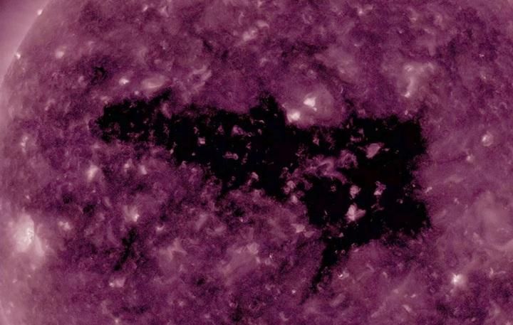 Спутник NASA заметил новую корональную дыру на Солнце: видео