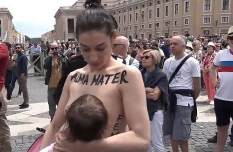 Полуголая активистка FEMEN устроила акцию в Ватикане: видео