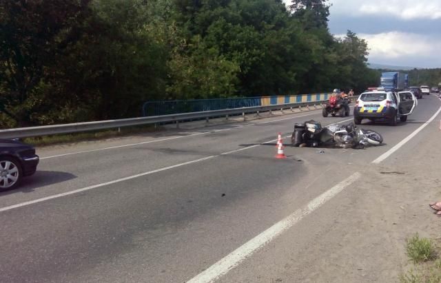 На Закарпатті у страшній аварії зіткнулися авто та два мотоцикли: фото та відео На Закарпатті у страшній аварії зіткнулися авто та два мотоцикли: фото та відео