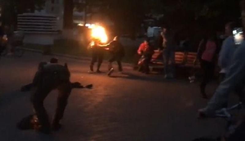 У Луцьку чоловік підпалив себе на головній площі міста: відео (18+)