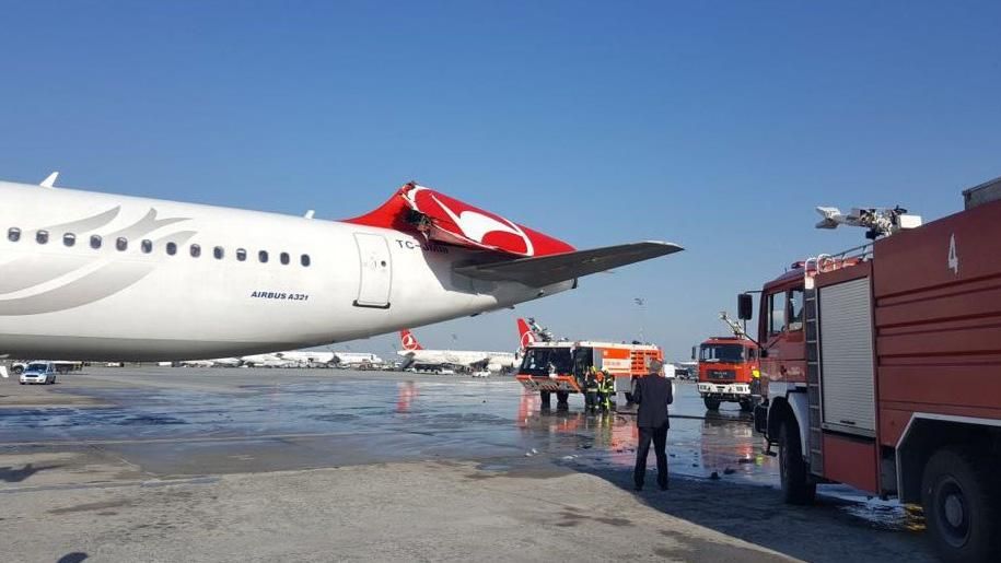 У Туреччині один літак протаранив інший: фото та відео