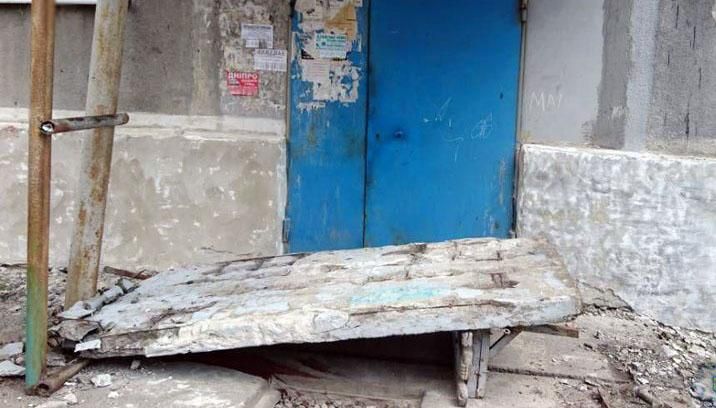 Померла восьмирічна дівчинка, на яку впала бетонна стіна на Донеччині