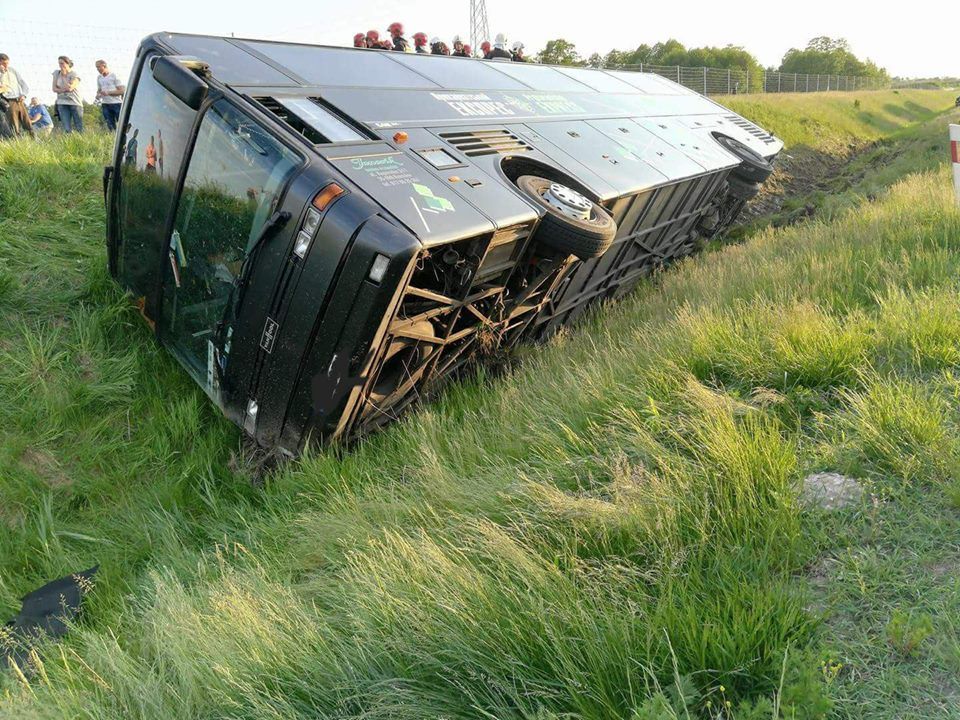 У Польщі перекинувся автобус з українцями: з'явились фото з місця аварії