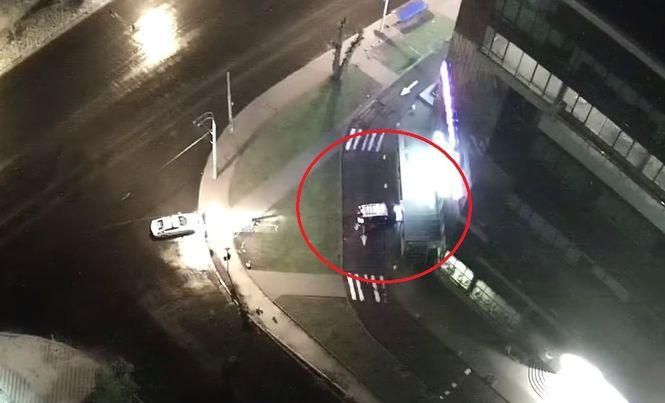 Появилось видео ДТП в Киеве, в котором водитель сбежал, оставив жену и двоих детей в авто