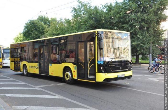 У Львові водій автобуса врятував дівчині життя: в мережі всі захоплюються його вчинком