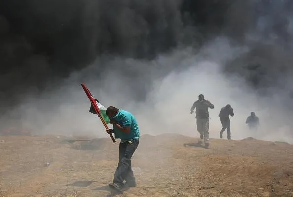 Палестинці палять шини на кордоні між Сектором Гази та Ізраїлем Палестинці палять шини на кордоні між Сектором Гази та Ізраїлем