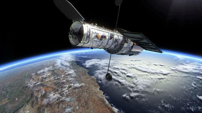 "Хаббл" сделал эффектное фото галактики, которая "лежит на боку" "Хаббл" сделал эффектное фото галактики, которая "лежит на боку"