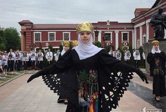 У Кривому Розі звільнили чиновницю через пісню про російських солдатів у Сирії У Кривому Розі звільнили чиновницю через пісню про російських солдатів у Сирії